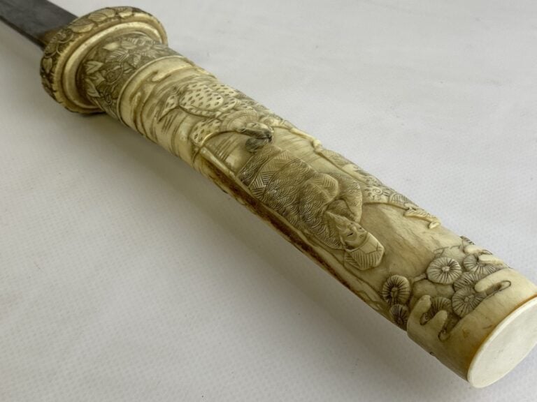 JAPON - XXe siècle - Wakizashi, shinogi zukuri, trempe effacée. Monture en os s…