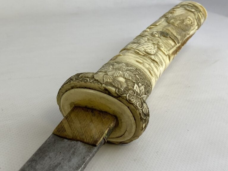 JAPON - XXe siècle - Wakizashi, shinogi zukuri, trempe effacée. Monture en os s…