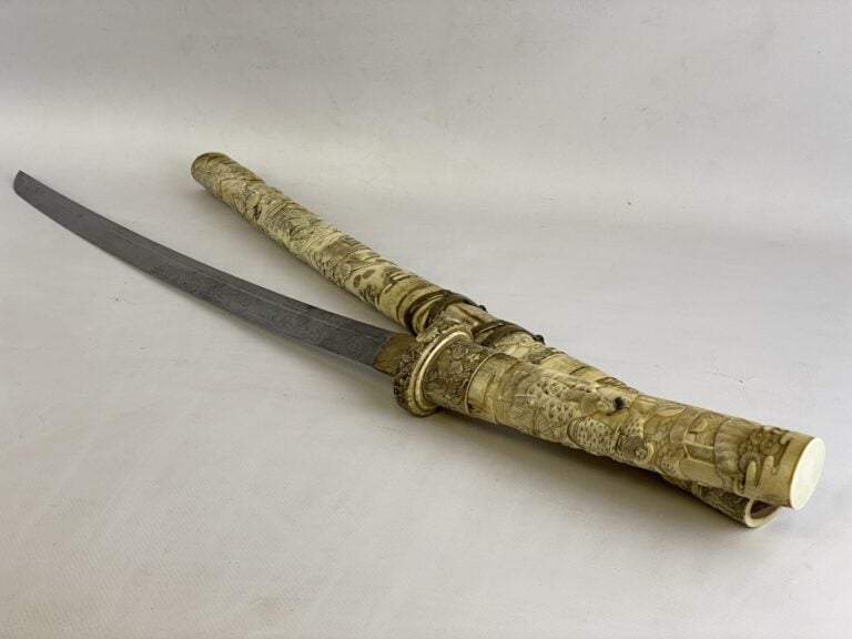 JAPON - XXe siècle - Wakizashi, shinogi zukuri, trempe effacée. Monture en os s…