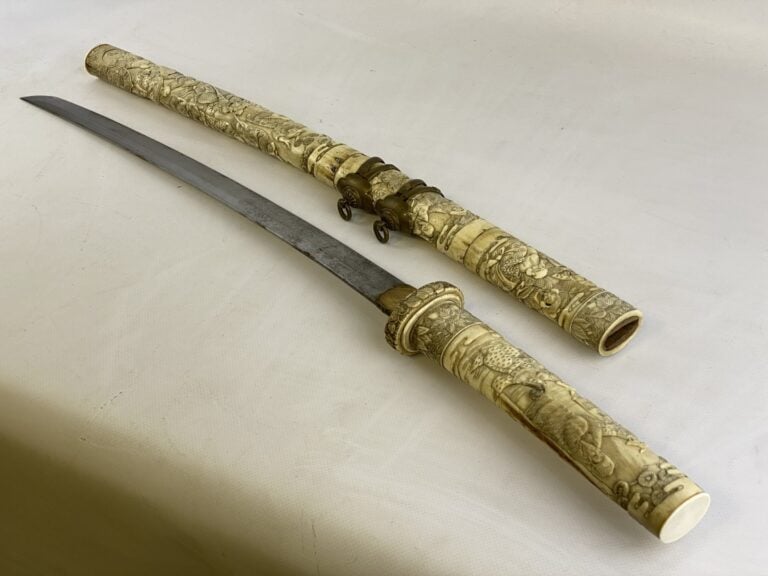 JAPON - XXe siècle - Wakizashi, shinogi zukuri, trempe effacée. Monture en os s…