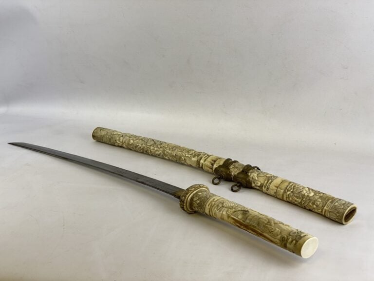 JAPON - XXe siècle - Wakizashi, shinogi zukuri, trempe effacée. Monture en os s…