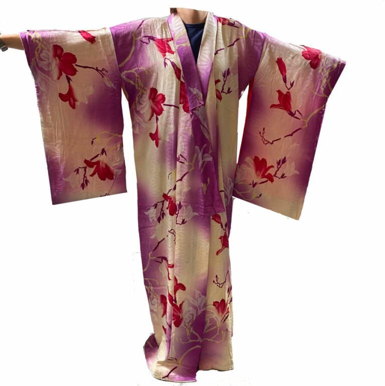 JAPON XXème - Kimono de femme en soie violette et crème, à décor de fleurs de m…