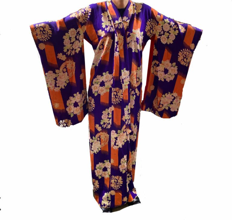JAPON XXème - Kimono de femme en soie violette et crème, à décor de fleurs de m…