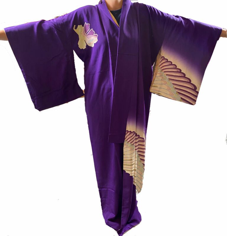 JAPON XXème - Kimono en soie violette pour femme, à décor d'aile et feuilles st…