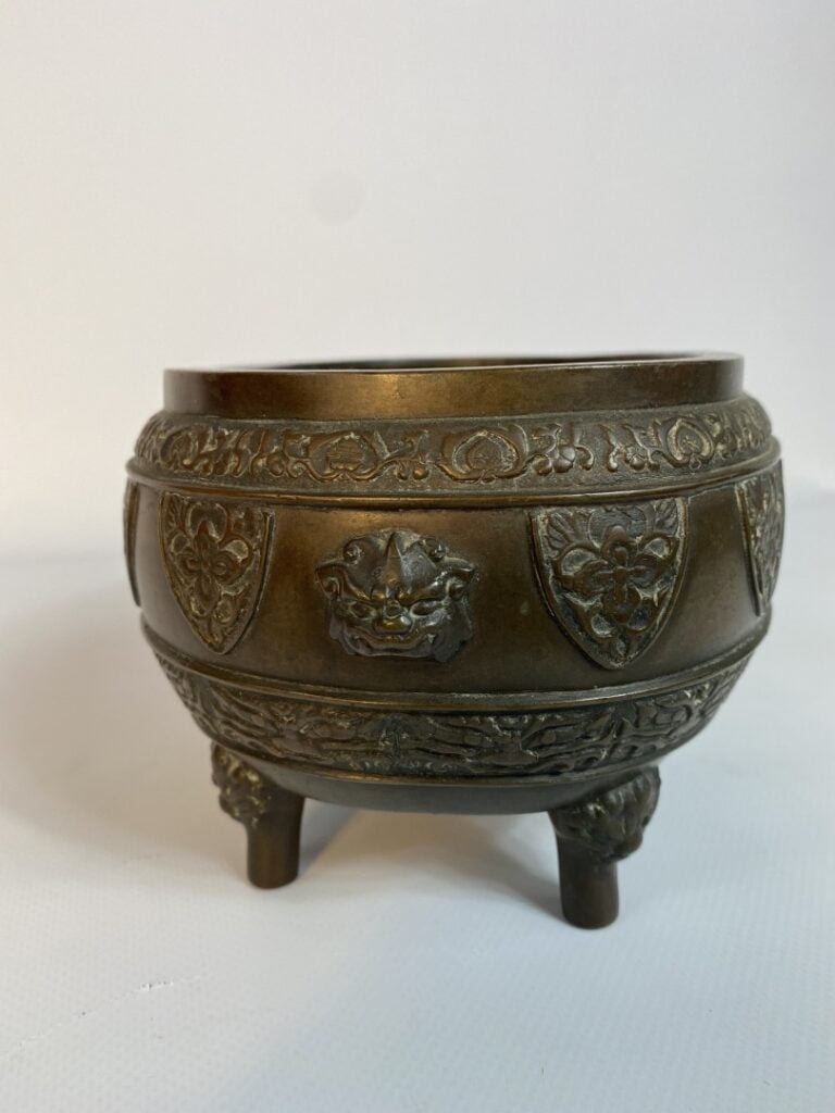 JARDINIERE QUADRIPODE EN BRONZE A PATINE BRUNE - Japon - A décor de fleurs. Le…