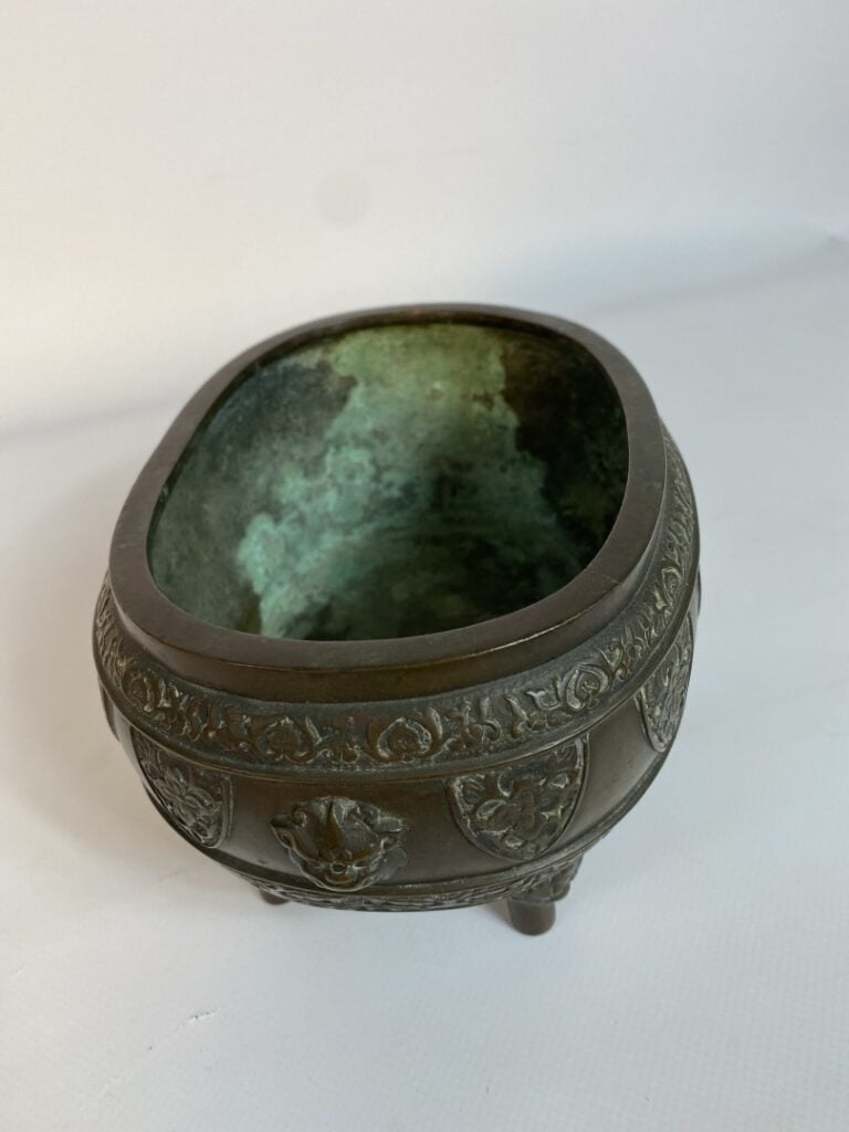 JARDINIERE QUADRIPODE EN BRONZE A PATINE BRUNE - Japon - A décor de fleurs. Le…