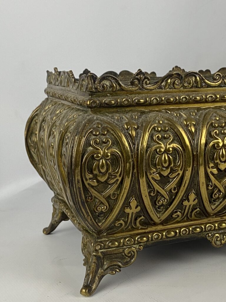 Jardinière quadripode en laiton doré à décor en repoussé de motifs stylisés, en…