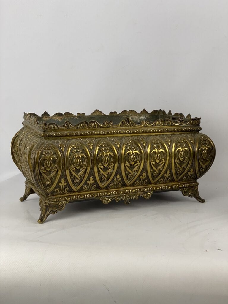 Jardinière quadripode en laiton doré à décor en repoussé de motifs stylisés, en…