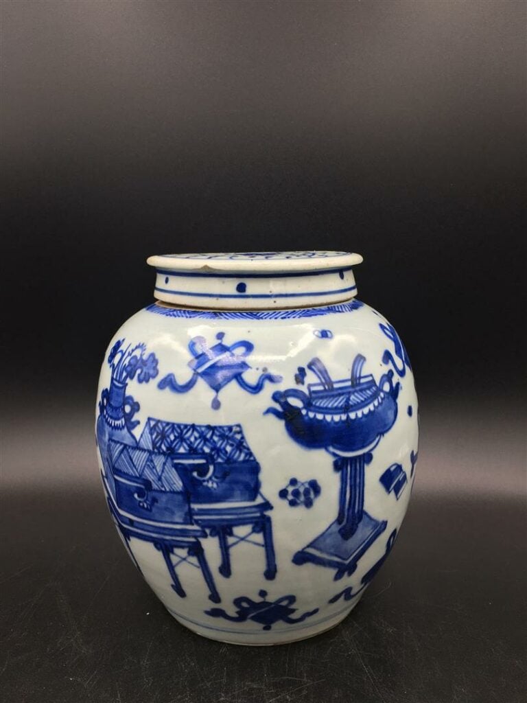 [/] JARRE A GINGEMBRE OVOIDE EN PORCELAINE BLEU BLANC - Chine, Dynastie Qing, X…