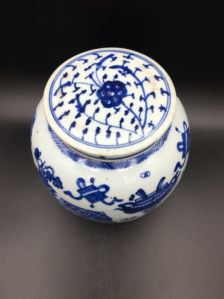 [/] JARRE A GINGEMBRE OVOIDE EN PORCELAINE BLEU BLANC - Chine, Dynastie Qing, X…