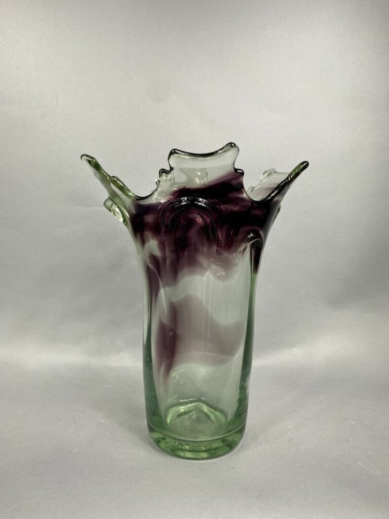 Jean Claude NOVARO (1943-2015) - Grand vase en verre dans le tons vert et violi…
