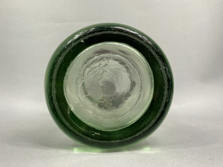 Jean Claude NOVARO (1943-2015) - Grand vase en verre dans le tons vert et violi…
