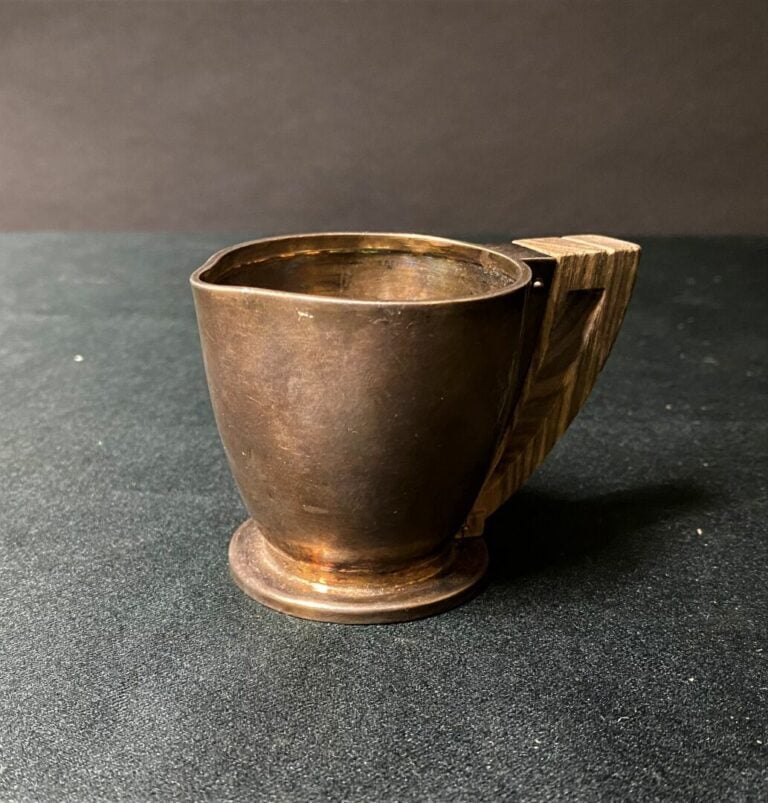 Jean Émile PUIFORCAT (1897-1945) - Petit pot à lait en argent uni et bois exoti…