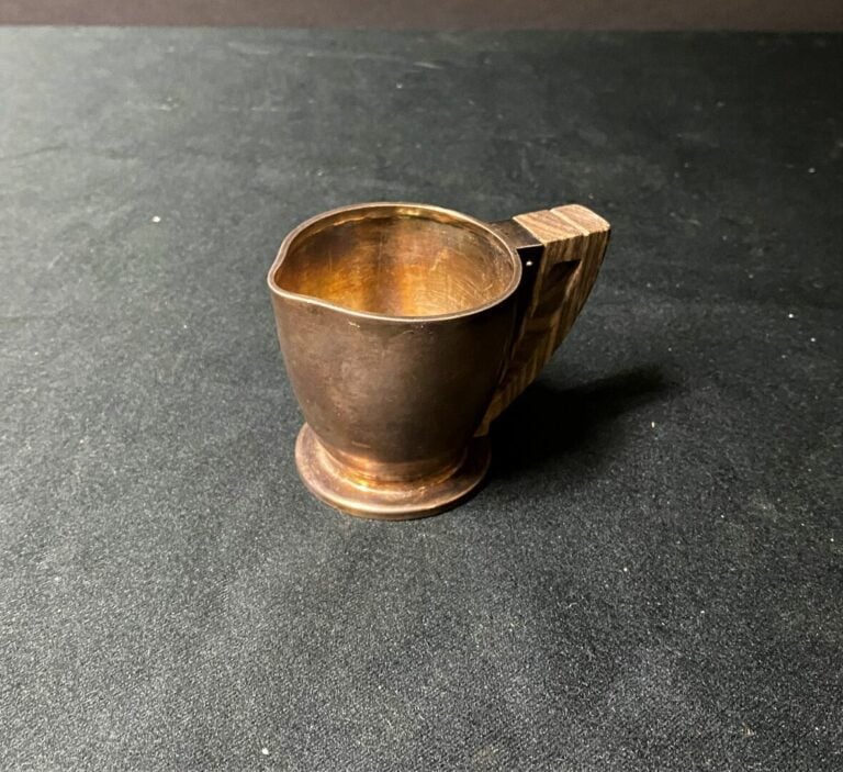 Jean Émile PUIFORCAT (1897-1945) - Petit pot à lait en argent uni et bois exoti…