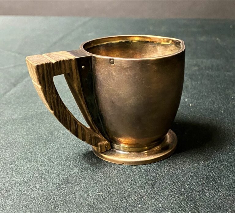 Jean Émile PUIFORCAT (1897-1945) - Petit pot à lait en argent uni et bois exoti…