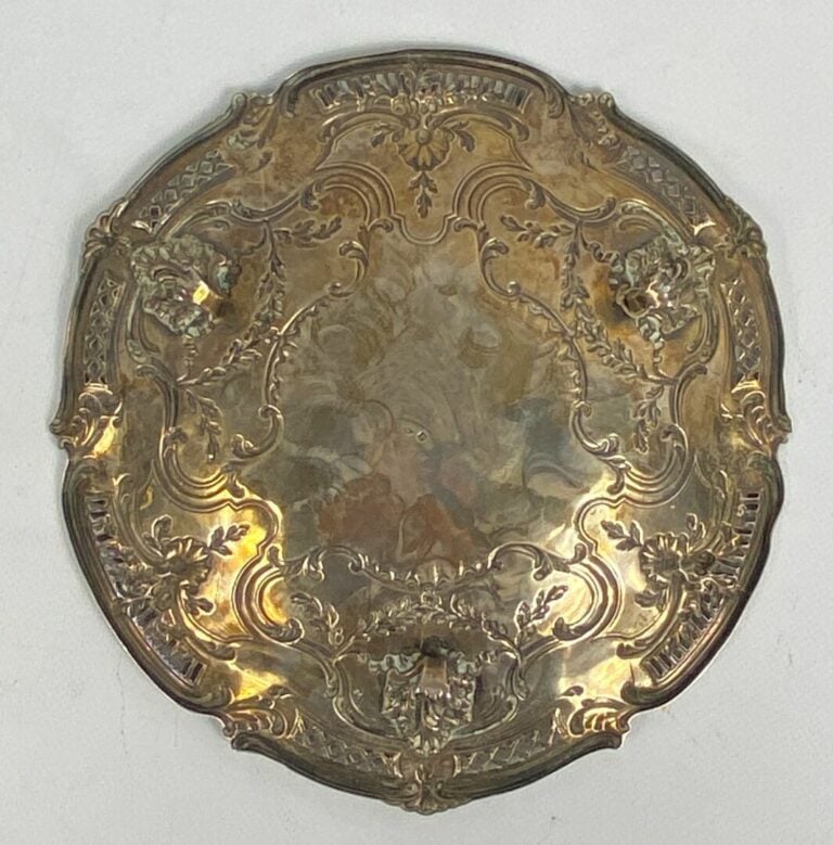 Jean Emile PUIFORCAT - Coupe tripode à bord contourné en argent (925) à décor d…