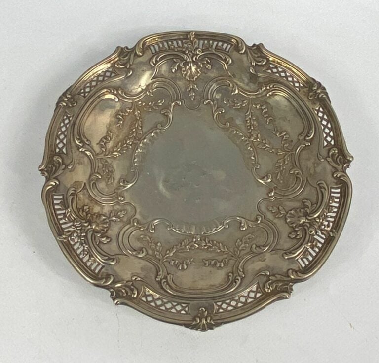 Jean Emile PUIFORCAT - Coupe tripode à bord contourné en argent (925) à décor d…