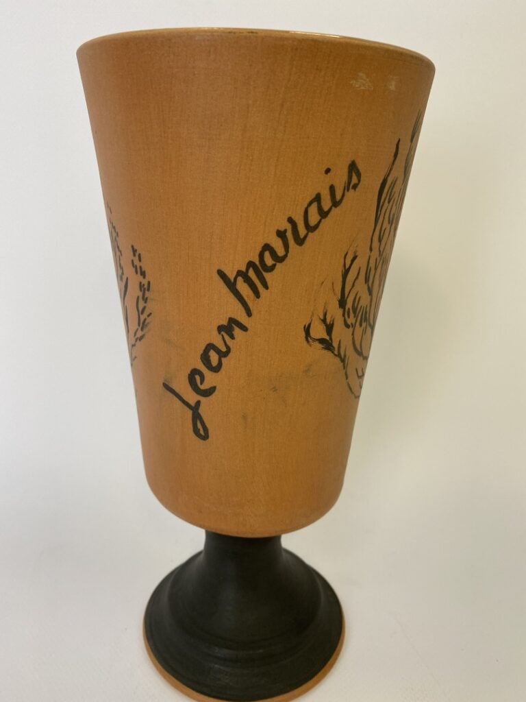 Jean MARAIS (1913-1998). - Vase en terre cuite de forme tronconique sur piédouc…