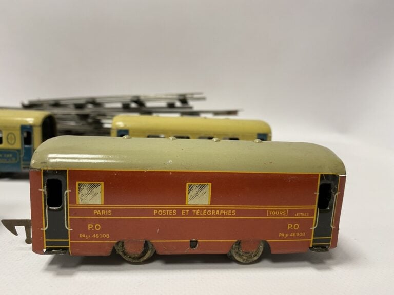 JEP. - Locomotive, et quatre wagons en tôle lithographiée (trois wagons-lits et…