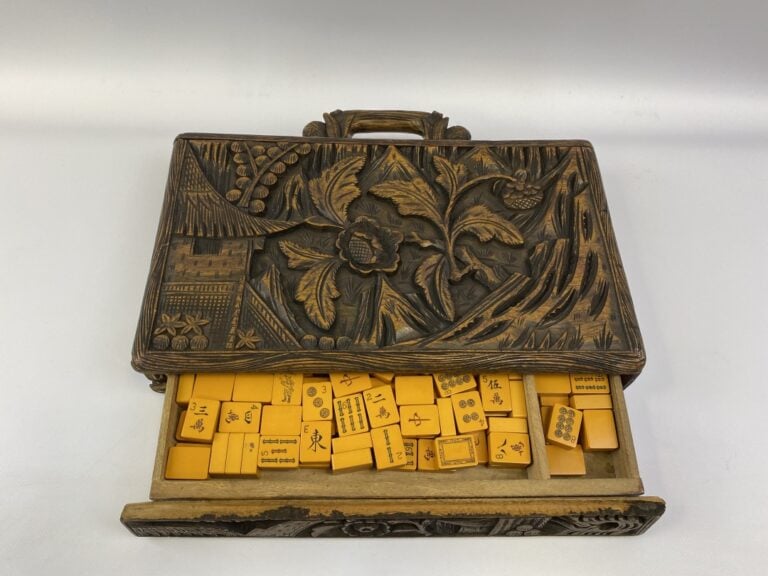 JEU DE MAHJONG AVEC SA BOITE EN BOIS SCULPTE - Chine - Pièce de Mahjong en bois…