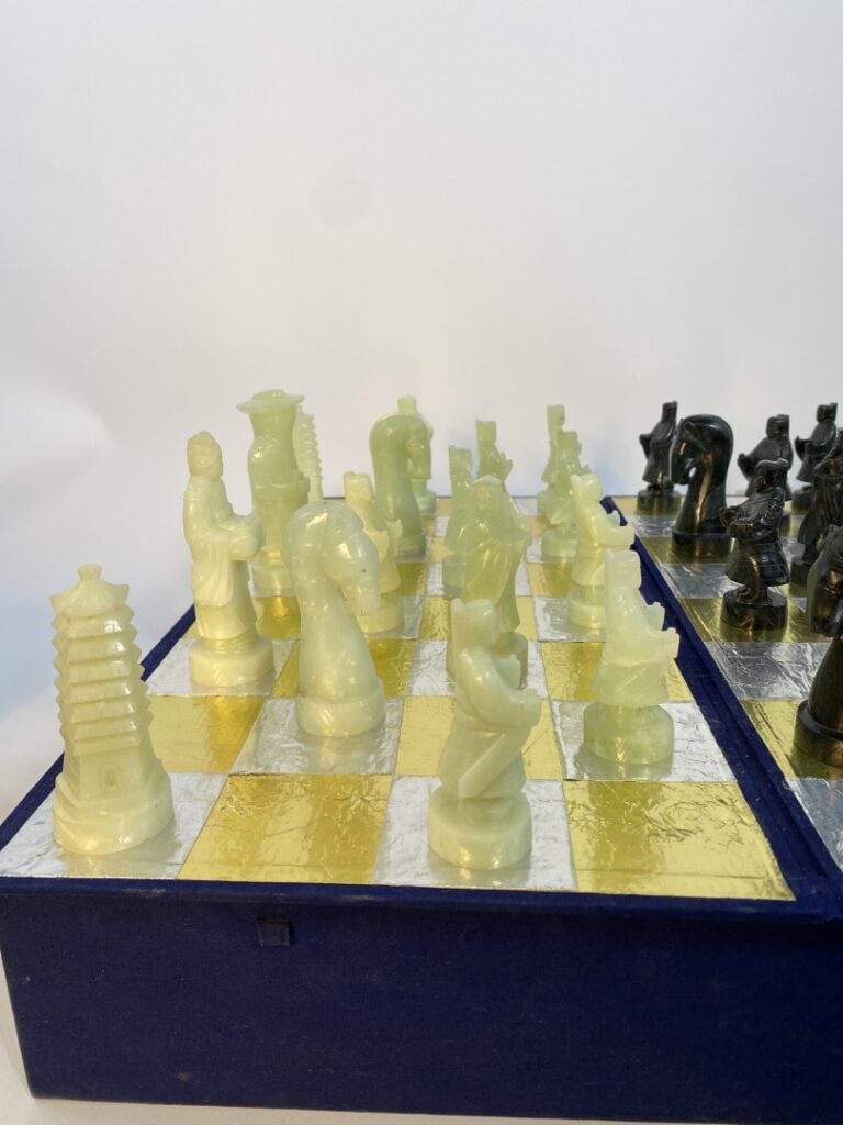 JEU D'ECHECS EN JADE (?) ET PIERRE DURE - Chine - Contenant 32 pièces dans leur…