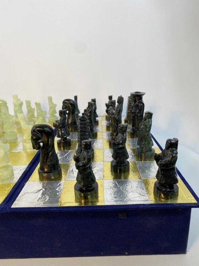 JEU D'ECHECS EN JADE (?) ET PIERRE DURE - Chine - Contenant 32 pièces dans leur…