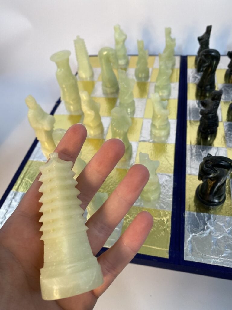 JEU D'ECHECS EN JADE (?) ET PIERRE DURE - Chine - Contenant 32 pièces dans leur…