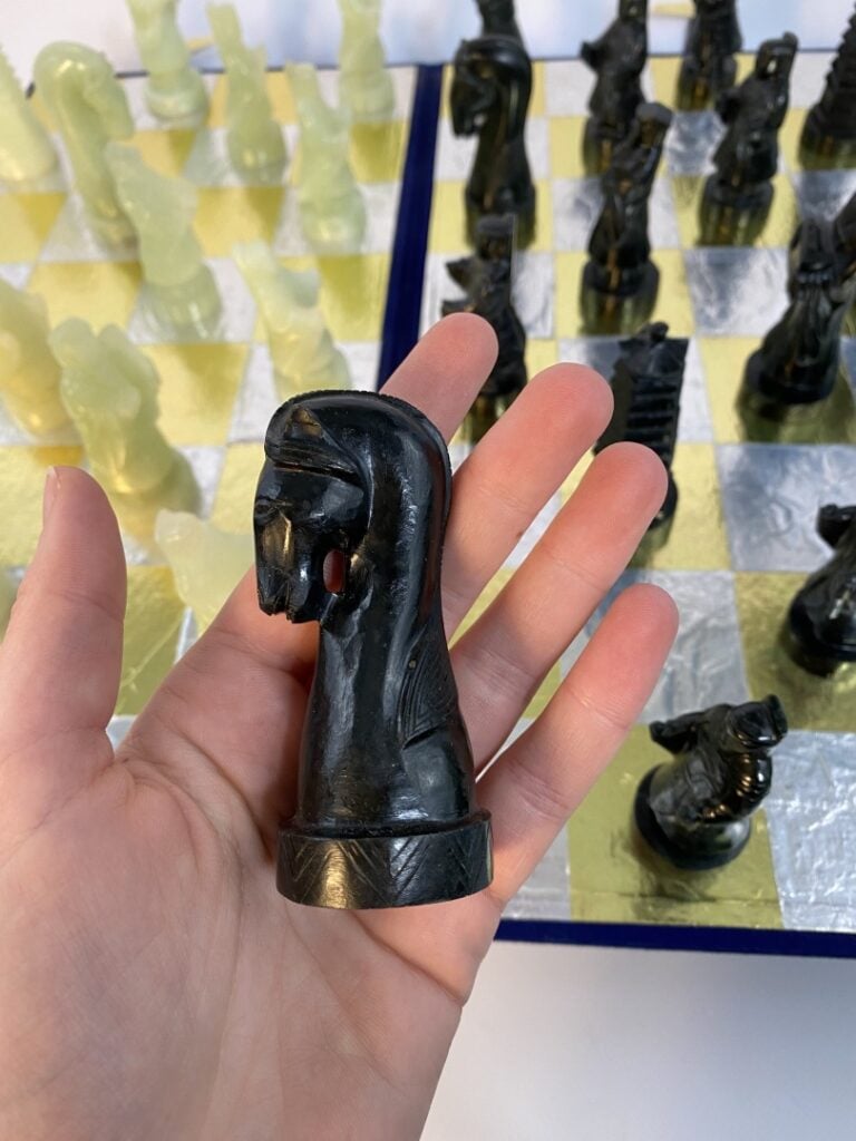 JEU D'ECHECS EN JADE (?) ET PIERRE DURE - Chine - Contenant 32 pièces dans leur…