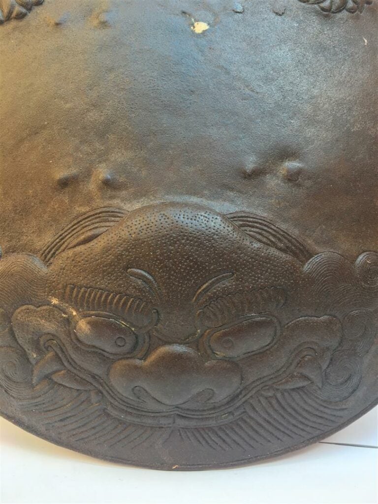 [.] JINAGSA EN FER - Japon - Epoque EDO (1603 - 1868) - A décor en ushi dashi d…