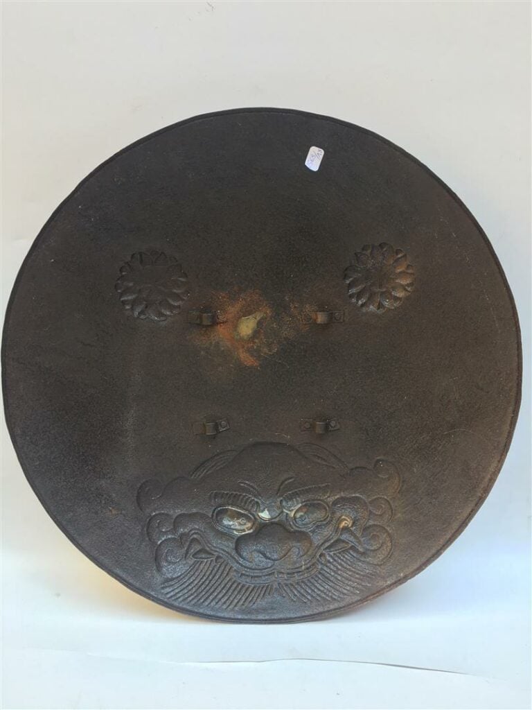 [.] JINAGSA EN FER - Japon - Epoque EDO (1603 - 1868) - A décor en ushi dashi d…