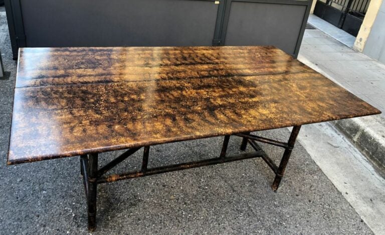 John McGUIRE (1920-2013). - Table de salle à manger en bois patiné, piètement e…