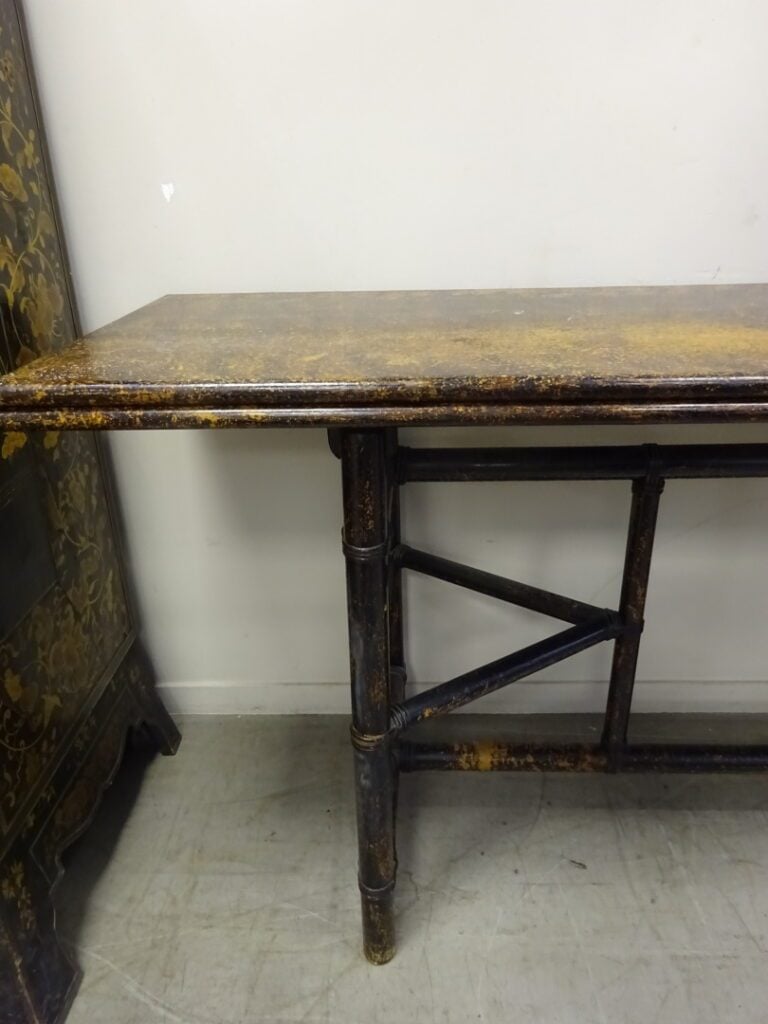 John McGUIRE (1920-2013). - Table de salle à manger en bois patiné, piètement e…