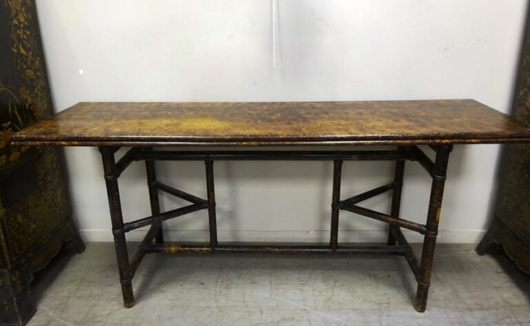 John McGUIRE (1920-2013). - Table de salle à manger en bois patiné, piètement e…