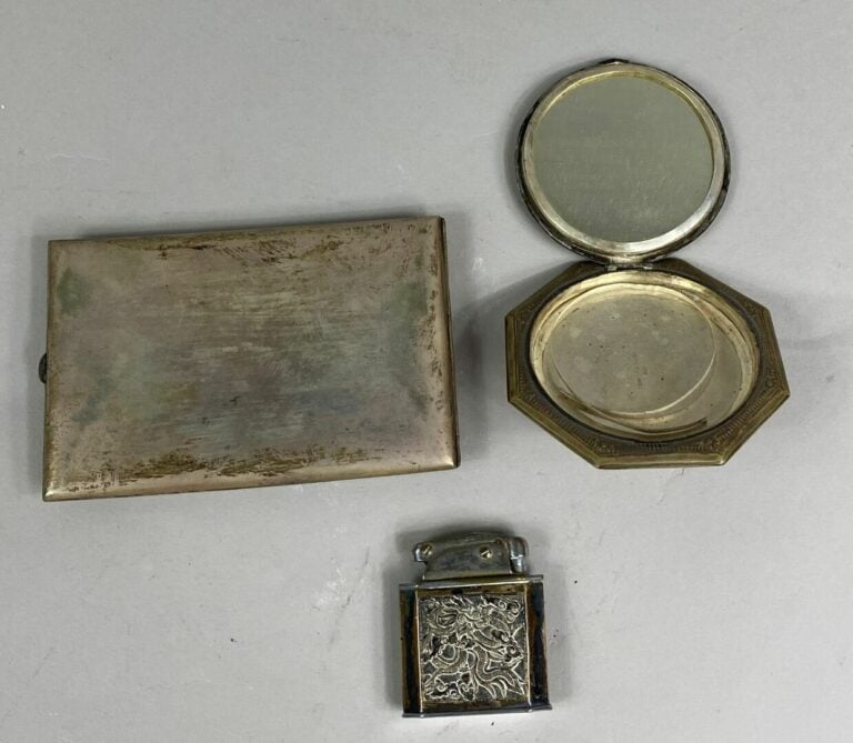 JOINT AU LOT 45 ASIE DU SUD-EST - Ensemble en métal comprenant un miroir à déco…