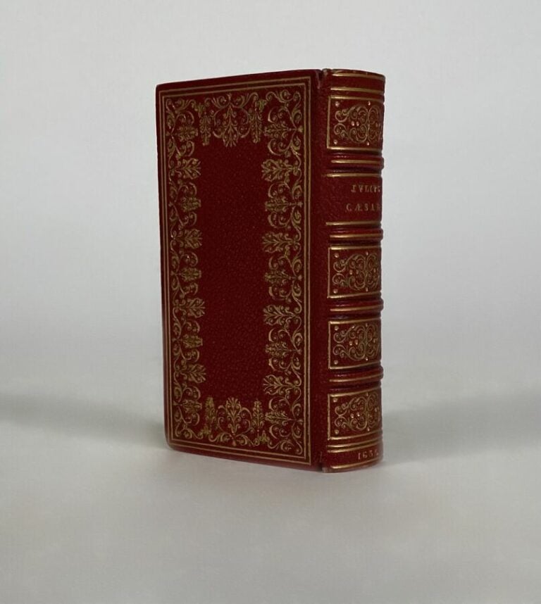Julii Caesaris - Extant ex emendatione Lyon, 1635. - In-16, plein chagrin rouge…