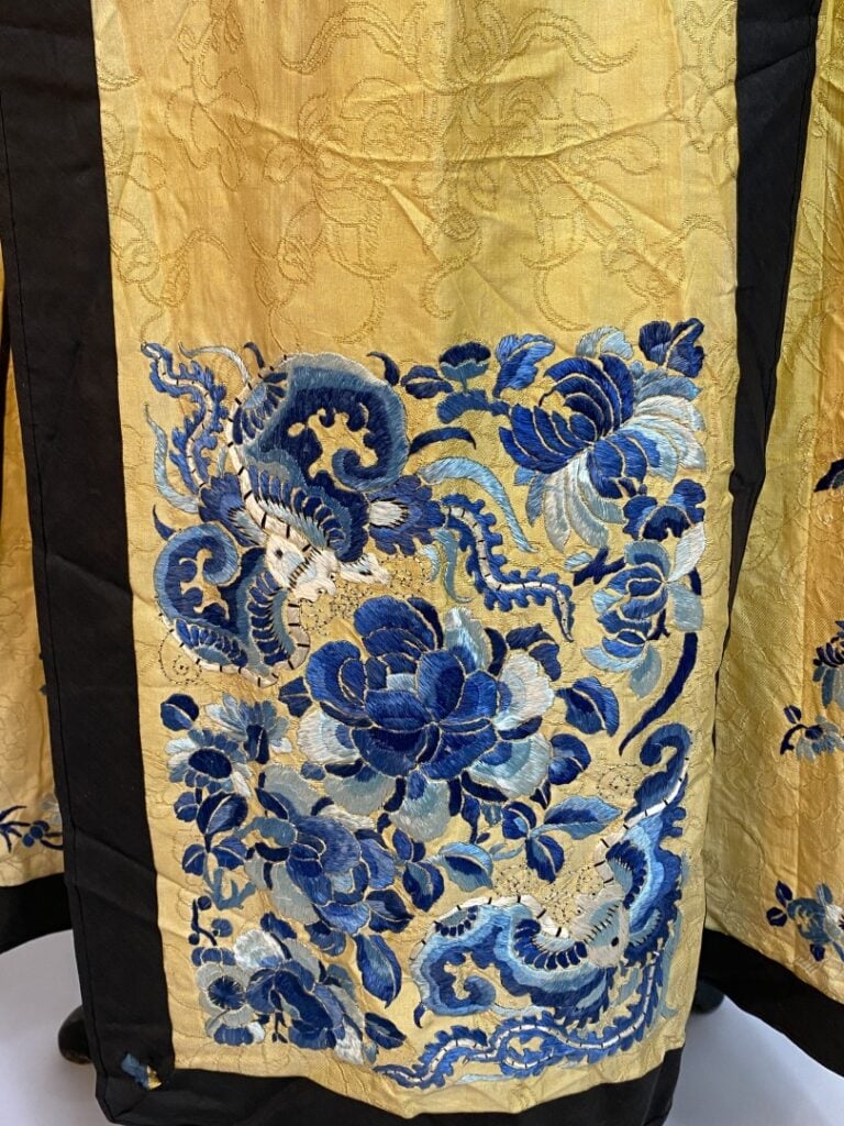 JUPE EN SOIE JAUNE BRODEE - Chine, - A décor appliqué de broderies de pivoines…