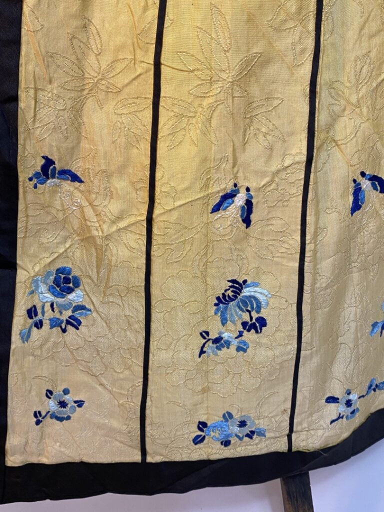 JUPE EN SOIE JAUNE BRODEE - Chine, - A décor appliqué de broderies de pivoines…