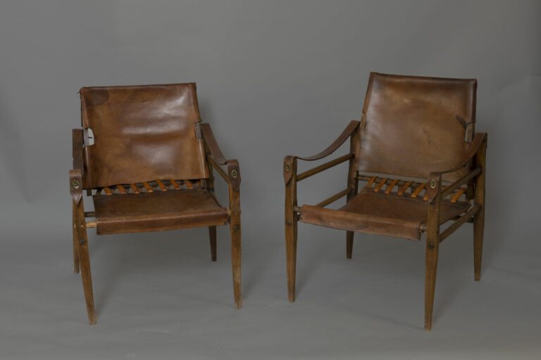 Kaare KLINT, attribué à - Paire de fauteuils Safari en hêtre teinté et cuir mar…