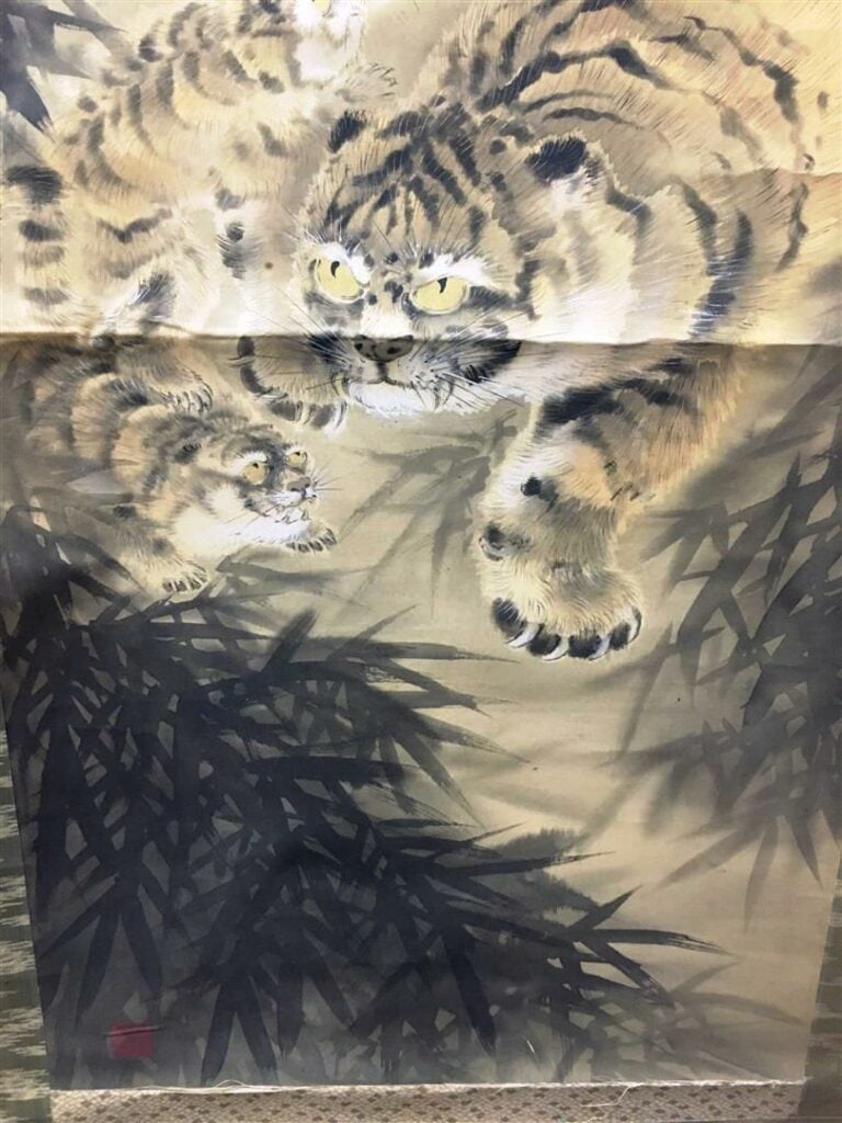 [-] KAKEMONO - Encre (?) sur papier - Représentant des tigres - Cachets et sign…