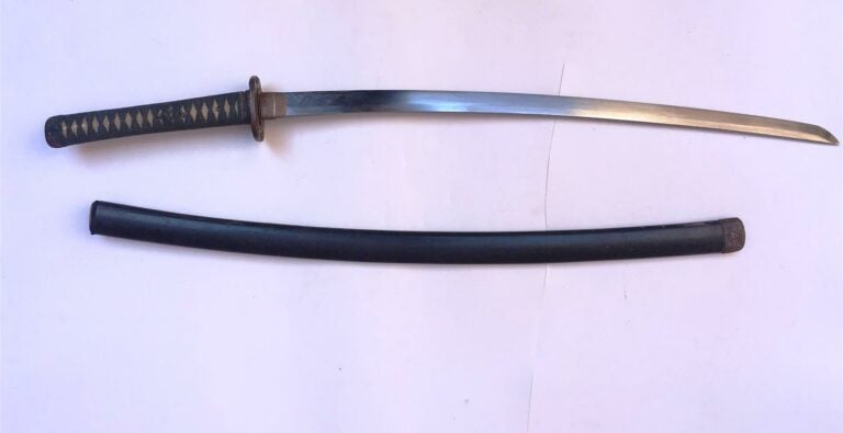 [.] KATANA - Japon - Shinto katana, shinogi zukuri, trempe effacée, un mekugi a…