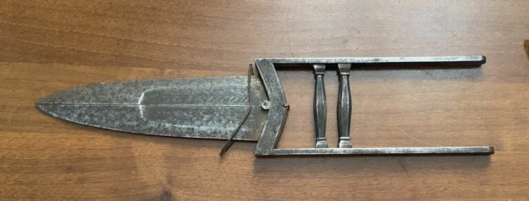 Katar à système - Inde, XIXe siècle - Longueur 42 cm - La forme de ce type d'ar…