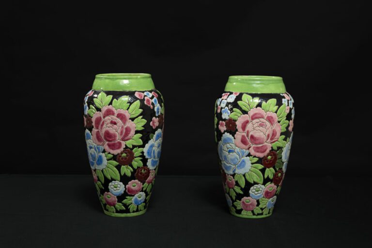 KERAMIS - Paire de vases en faïence émaillée polychrome à décor de fleurs styli…