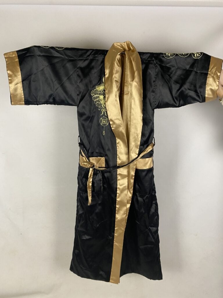 Kimono en tissu satiné noir à décor brodé de phénix et hérons - Dans le style c…
