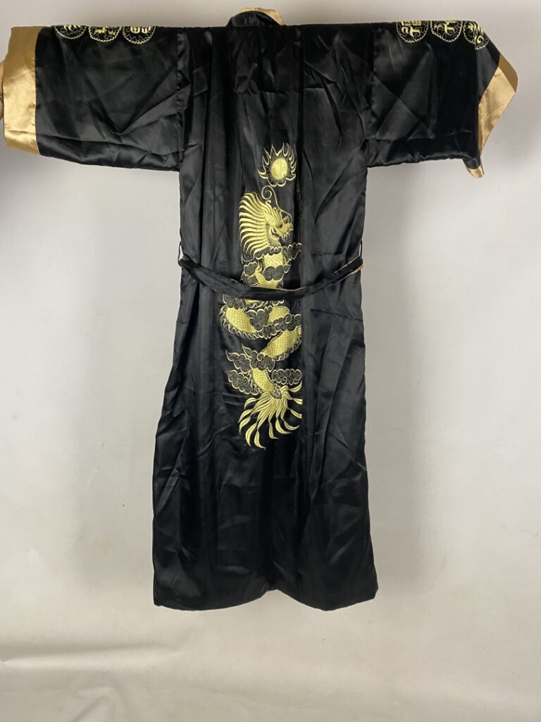 Kimono en tissu satiné noir à décor brodé de phénix et hérons - Dans le style c…