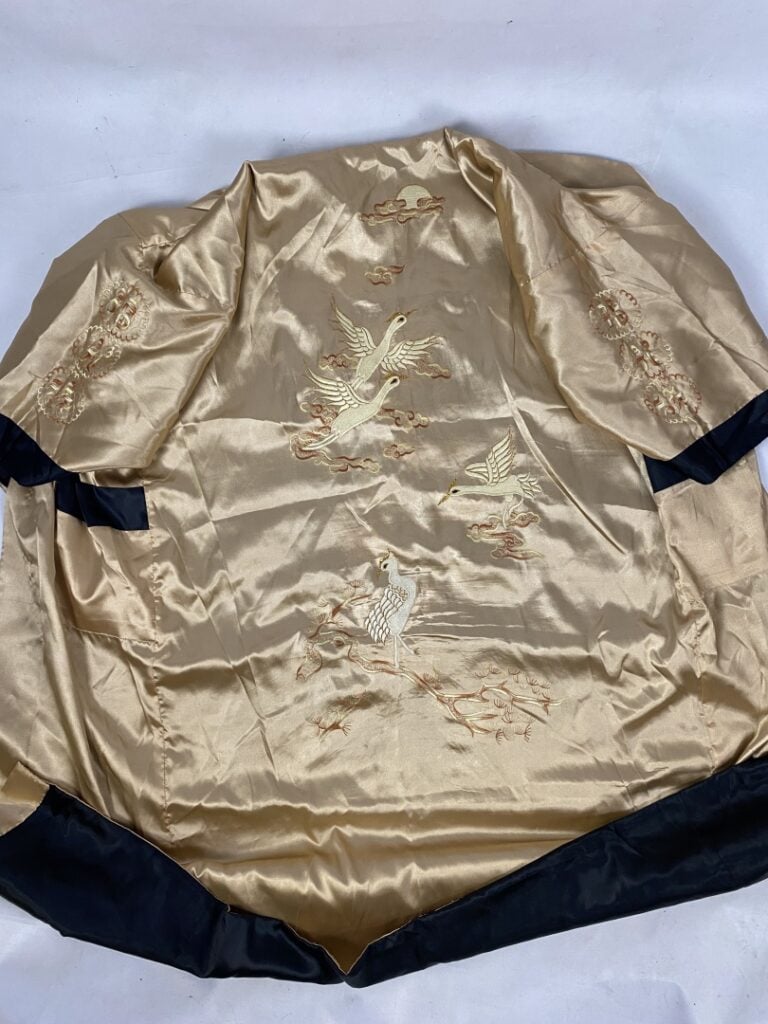 Kimono en tissu satiné noir à décor brodé de phénix et hérons - Dans le style c…