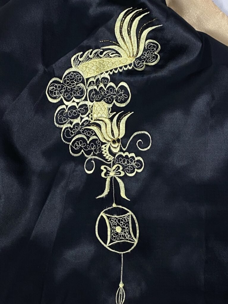 Kimono en tissu satiné noir à décor brodé de phénix et hérons - Dans le style c…
