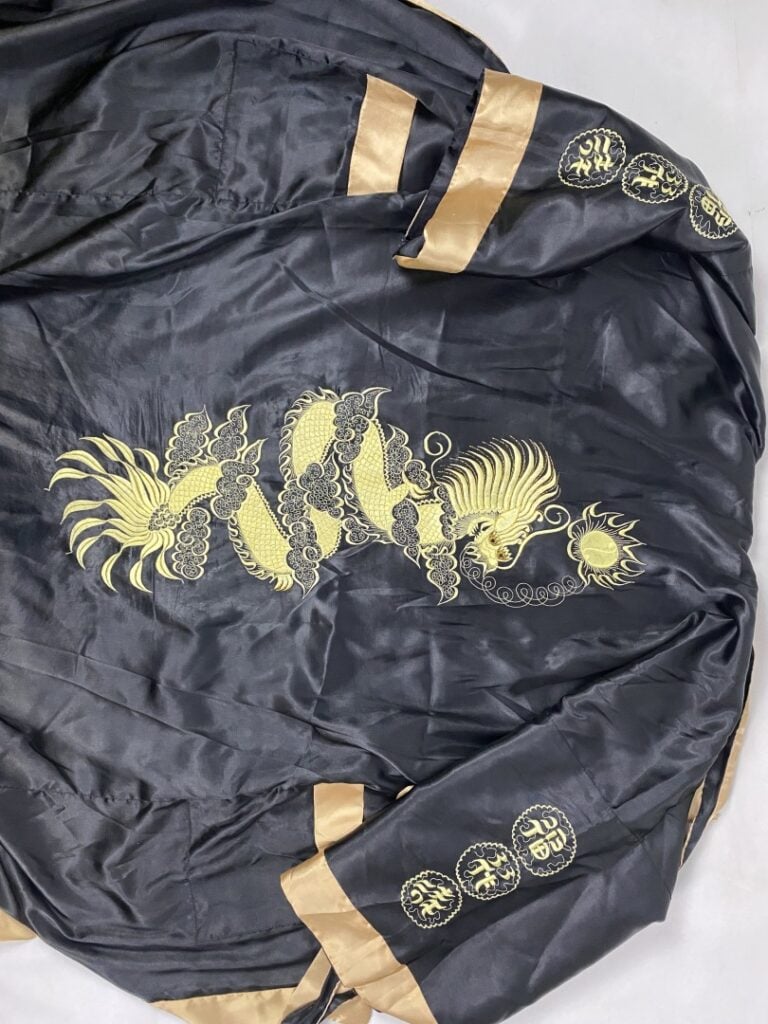Kimono en tissu satiné noir à décor brodé de phénix et hérons - Dans le style c…