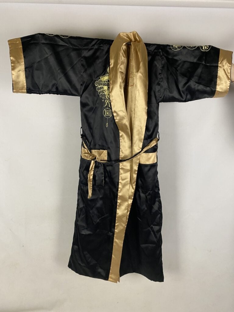 Kimono en tissu satiné noir à décor brodé de phénix et hérons - Dans le style c…