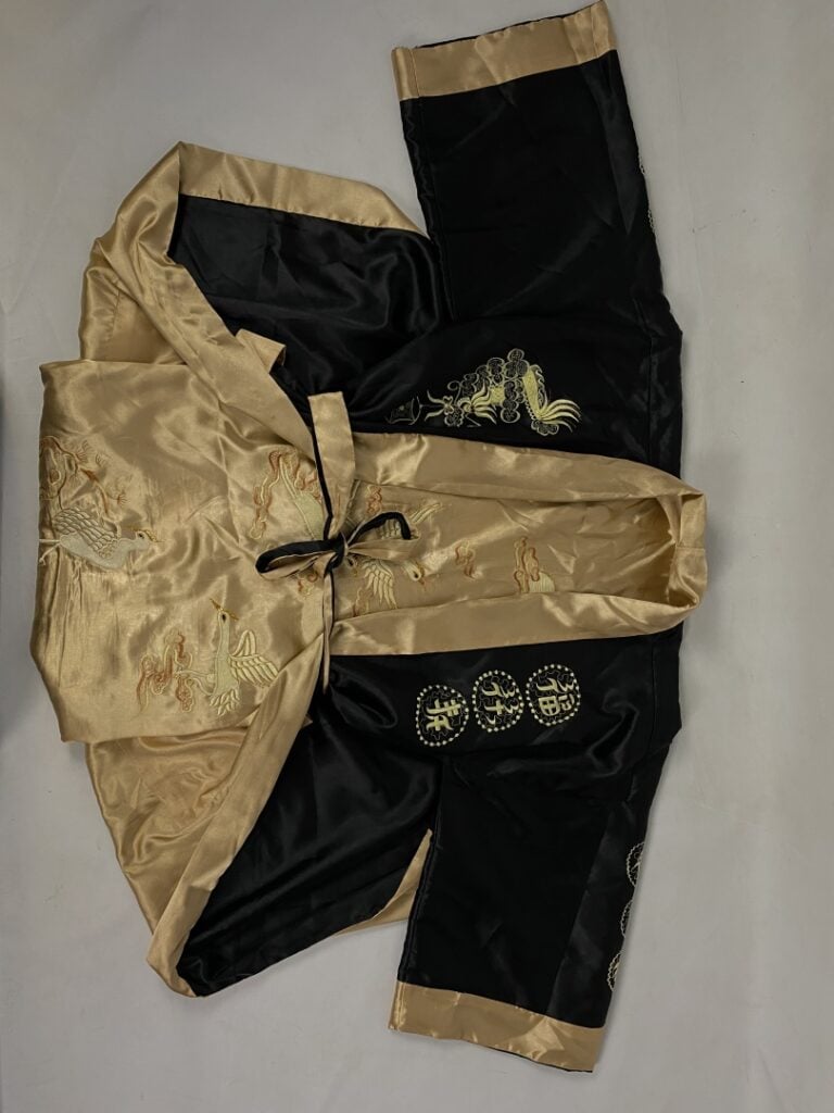 Kimono en tissu satiné noir à décor brodé de phénix et hérons - Dans le style c…