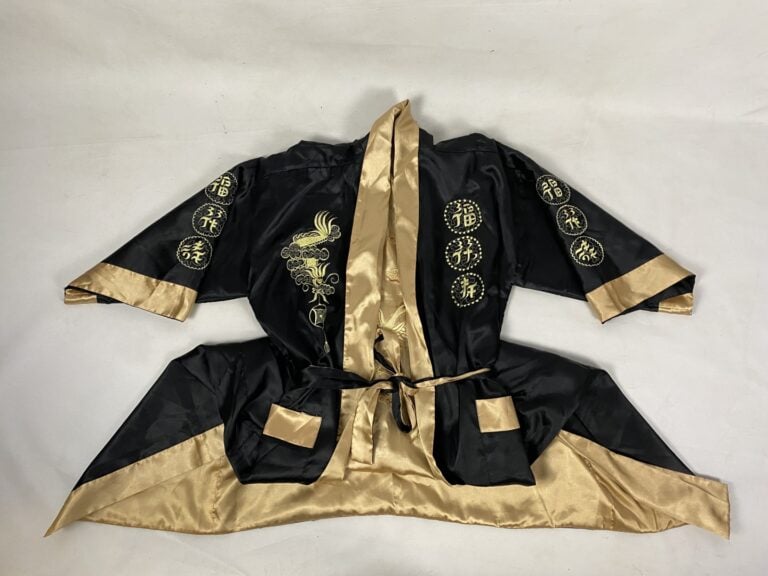 Kimono en tissu satiné noir à décor brodé de phénix et hérons - Dans le style c…